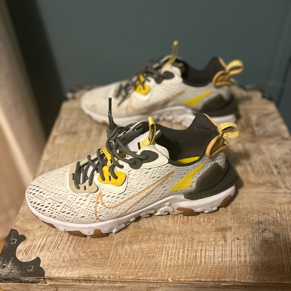 Nike React Vision Size 9.5 - Picture 3 of 10